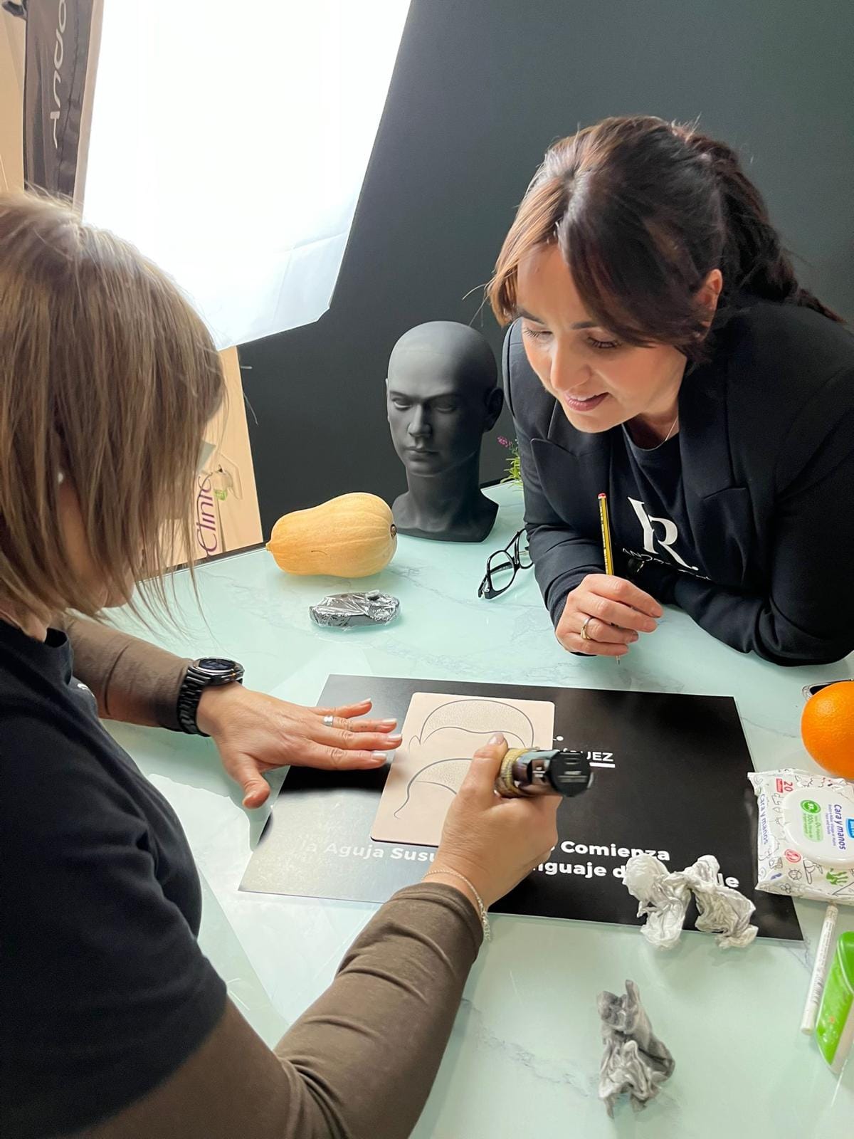 Yolanda Rodríguez realizando micropigmentación capilar en modelo real durante la formación