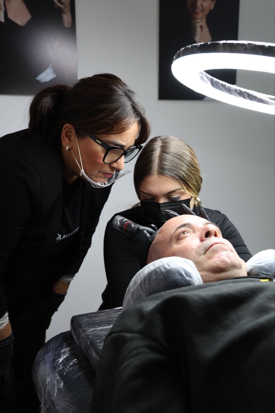 Práctica sobre modelo real durante el tercer día de formación capilar