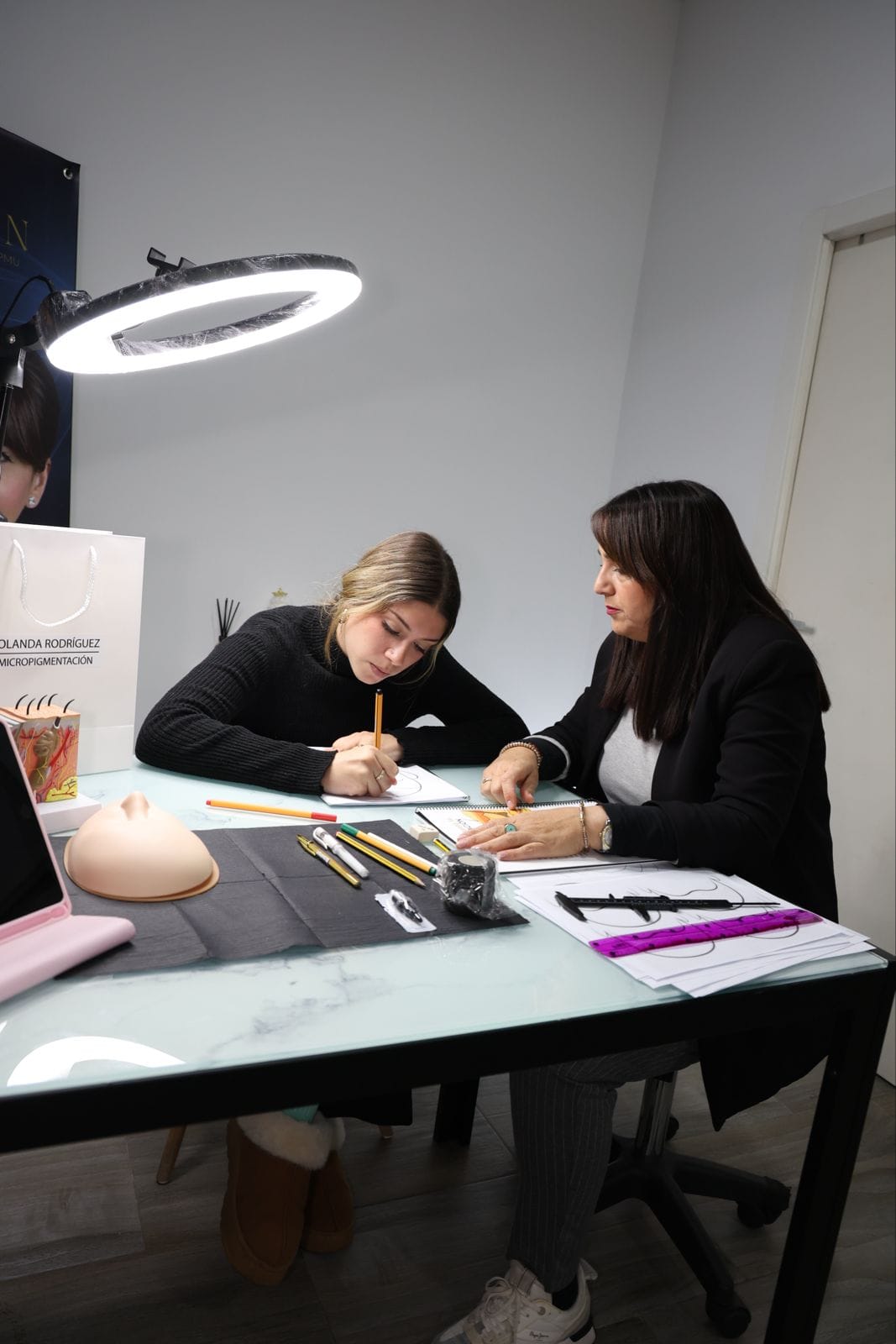 Sesión de teoría en el aula de formación de micropigmentación capilar